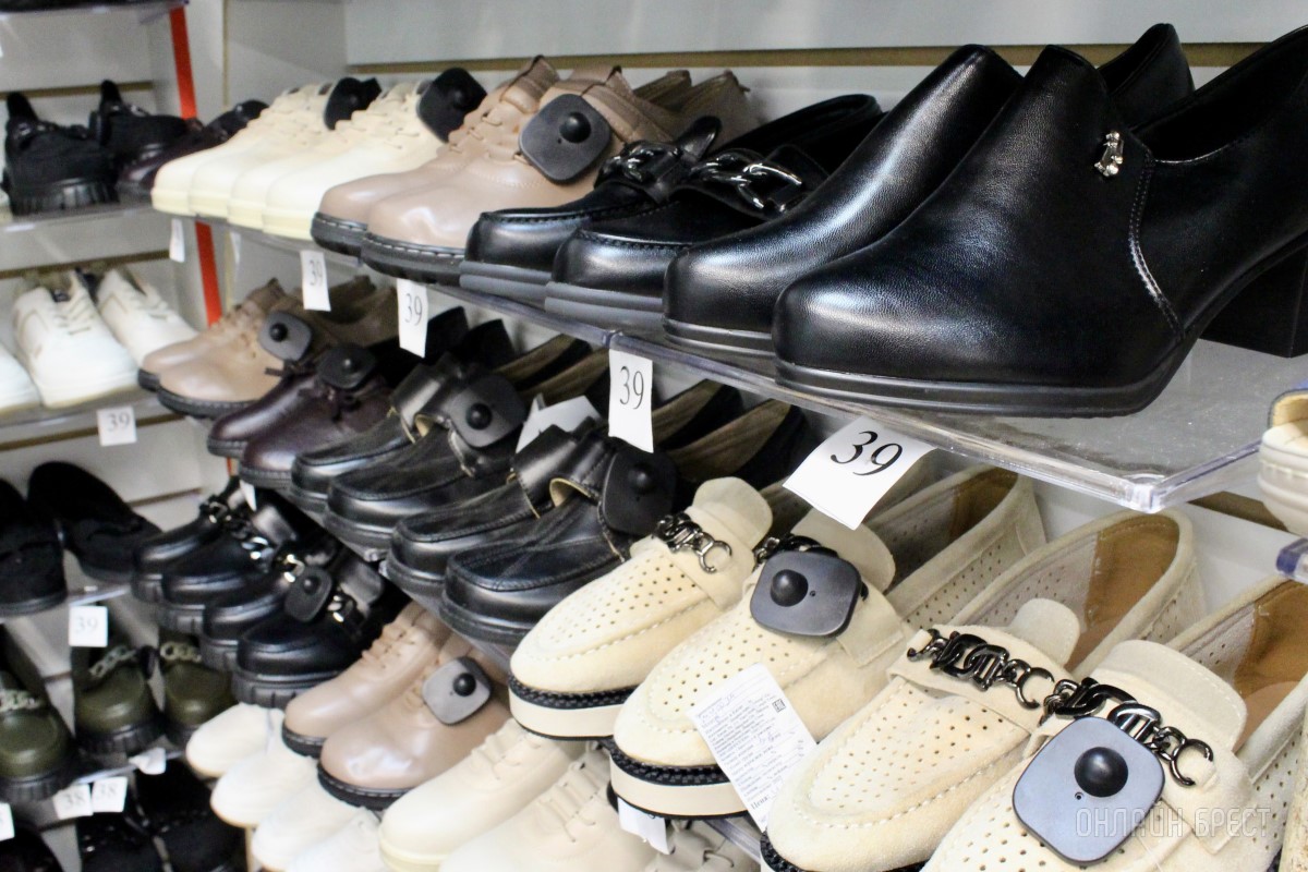 Собираться в школу выгодно здесь! Новая коллекция школьной одежды в магазинах «Мегаполис» в Бресте точно будет солд-аут!