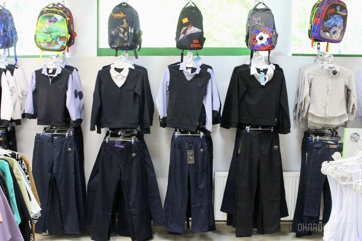 Собираться в школу выгодно здесь! Новая коллекция школьной одежды в магазинах «Мегаполис» в Бресте точно будет солд-аут!