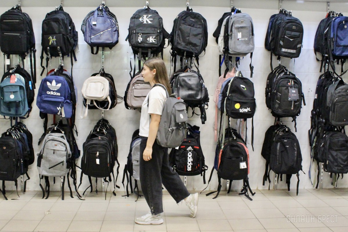 Собираться в школу выгодно здесь! Новая коллекция школьной одежды в магазинах «Мегаполис» в Бресте точно будет солд-аут!