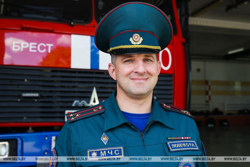 Тяжело в учении - легко в спасении. Сотрудники МЧС в Бресте показали, как проходят их тренировки