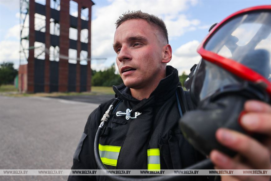 Тяжело в учении - легко в спасении. Сотрудники МЧС в Бресте показали, как проходят их тренировки