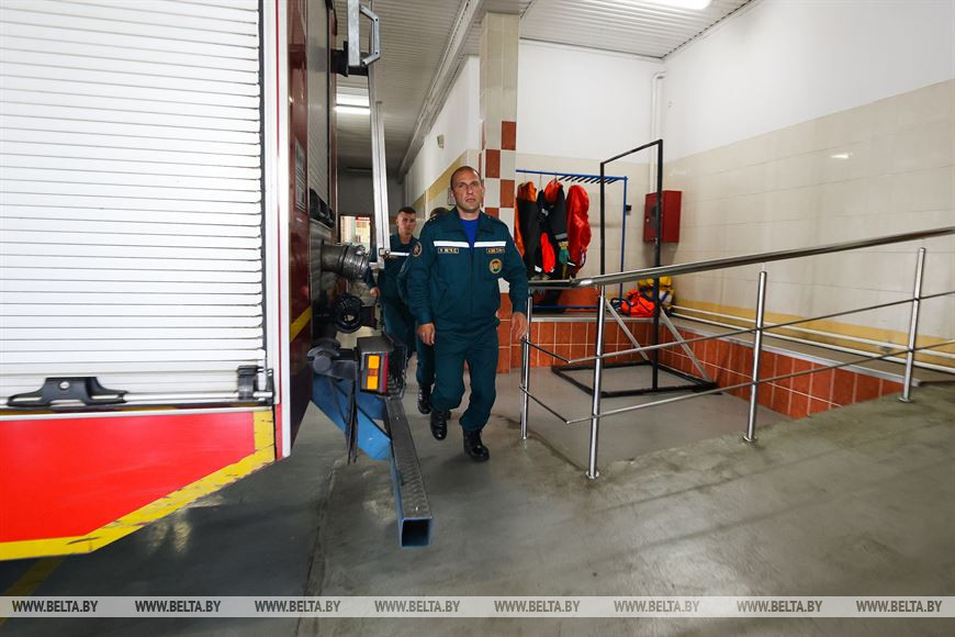 Тяжело в учении - легко в спасении. Сотрудники МЧС в Бресте показали, как проходят их тренировки