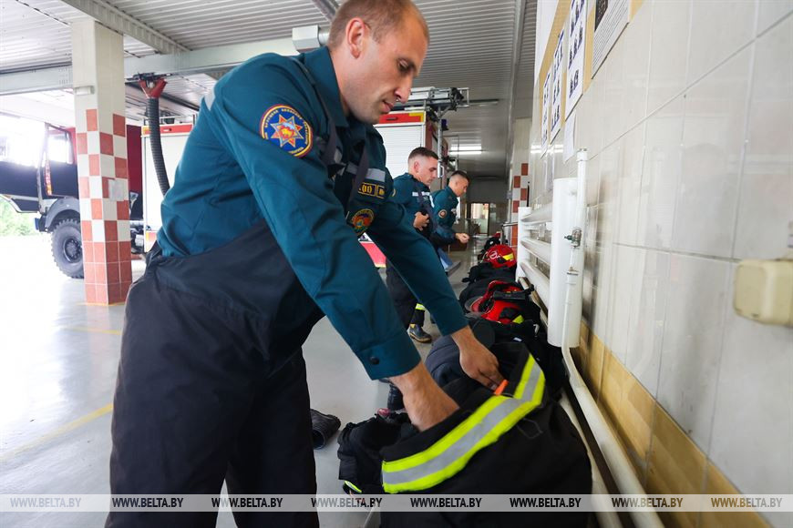Тяжело в учении - легко в спасении. Сотрудники МЧС в Бресте показали, как проходят их тренировки