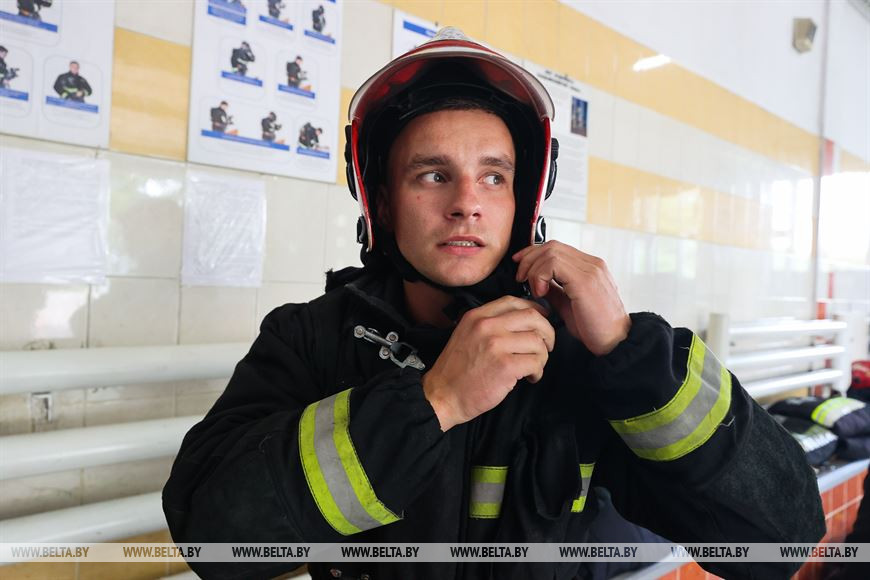 Тяжело в учении - легко в спасении. Сотрудники МЧС в Бресте показали, как проходят их тренировки