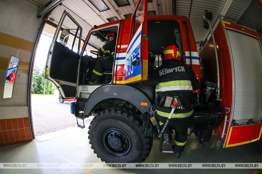 Тяжело в учении - легко в спасении. Сотрудники МЧС в Бресте показали, как проходят их тренировки