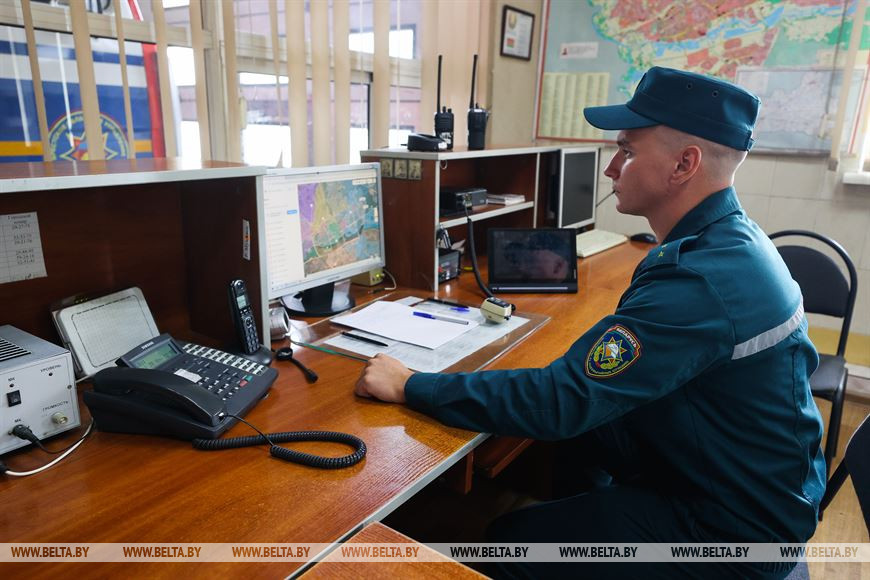 Тяжело в учении - легко в спасении. Сотрудники МЧС в Бресте показали, как проходят их тренировки