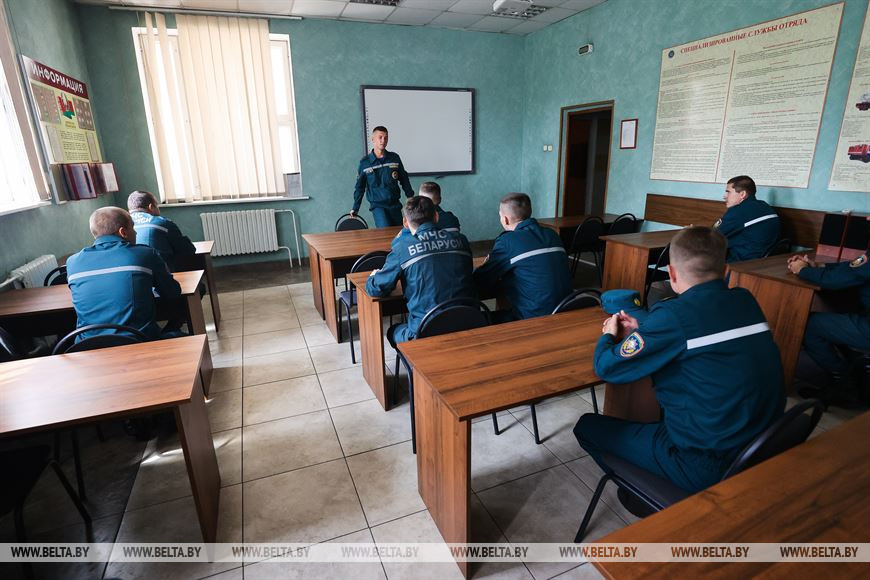 Тяжело в учении - легко в спасении. Сотрудники МЧС в Бресте показали, как проходят их тренировки