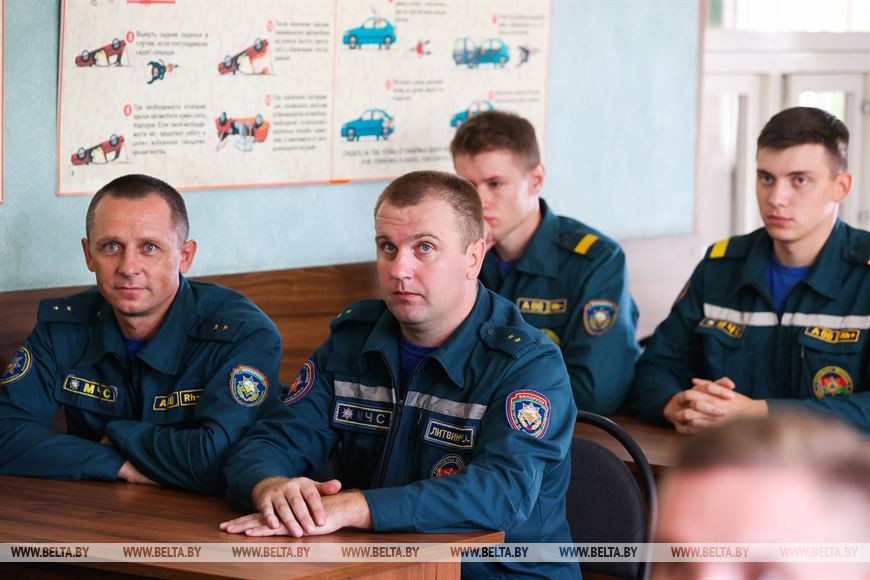 Тяжело в учении - легко в спасении. Сотрудники МЧС в Бресте показали, как проходят их тренировки