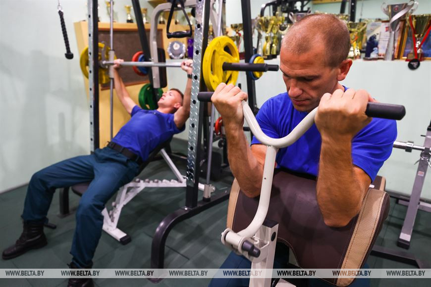 Тяжело в учении - легко в спасении. Сотрудники МЧС в Бресте показали, как проходят их тренировки