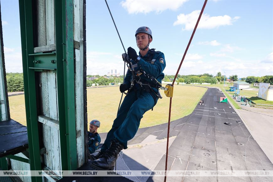 Тяжело в учении - легко в спасении. Сотрудники МЧС в Бресте показали, как проходят их тренировки
