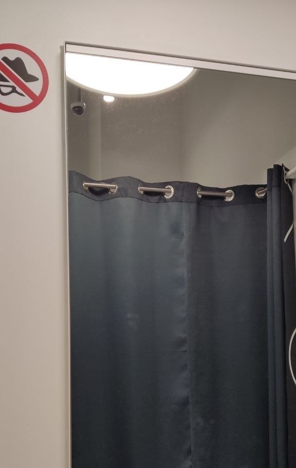 Девушка жалуется, что ее снимали в примерочной на камеру. Ответ магазина: «Это невозможно»