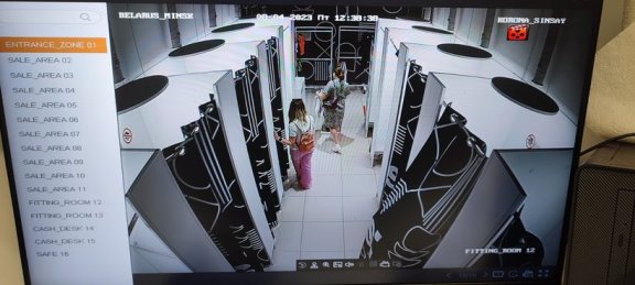 Девушка жалуется, что ее снимали в примерочной на камеру. Ответ магазина: «Это невозможно»