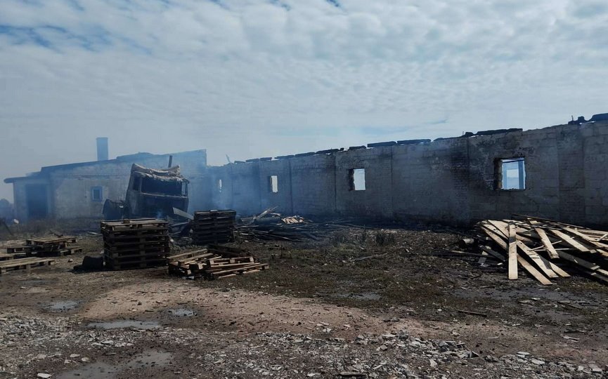 Здание склада ИП горело в Барановичском районе. Огонь уничтожил еще и машину