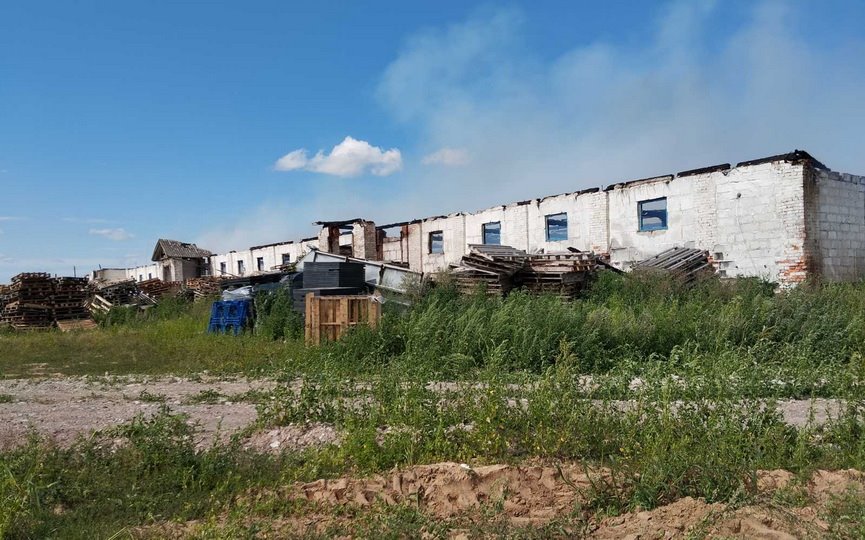 Здание склада ИП горело в Барановичском районе. Огонь уничтожил еще и машину