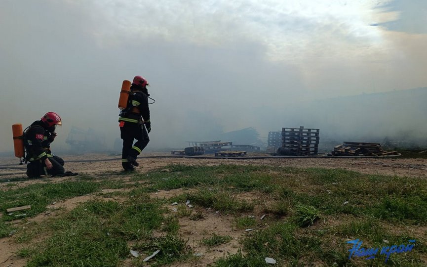 Здание склада ИП горело в Барановичском районе. Огонь уничтожил еще и машину