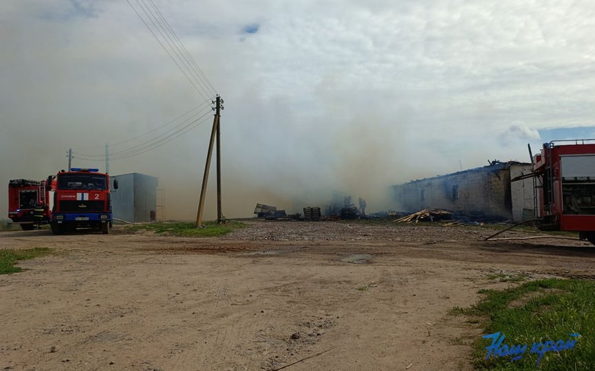 Здание склада ИП горело в Барановичском районе. Огонь уничтожил еще и машину