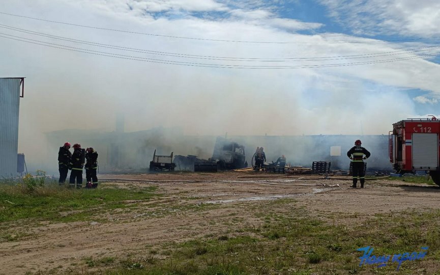 Здание склада ИП горело в Барановичском районе. Огонь уничтожил еще и машину