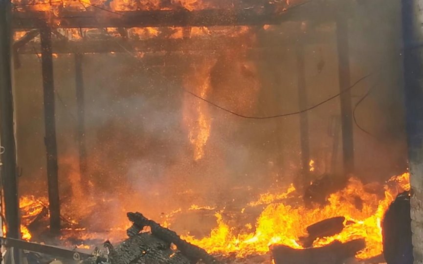 Здание склада ИП горело в Барановичском районе. Огонь уничтожил еще и машину