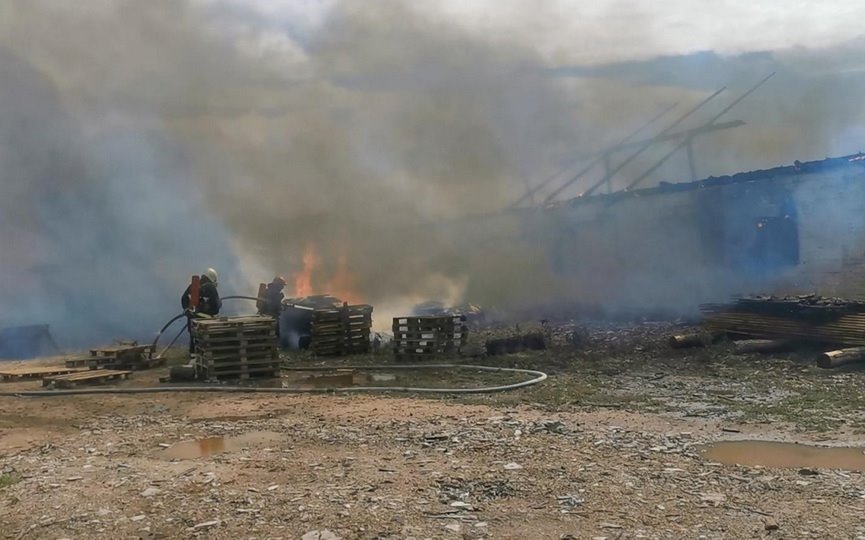 Здание склада ИП горело в Барановичском районе. Огонь уничтожил еще и машину