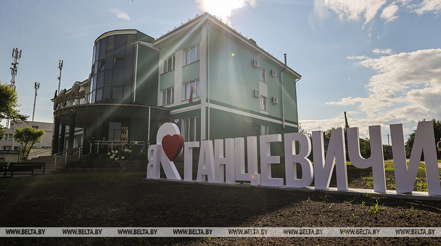 Обновленный фонтан, ремонт жилья и дорог: в Ганцевичах завершают подготовку к областным «Дажынкам»