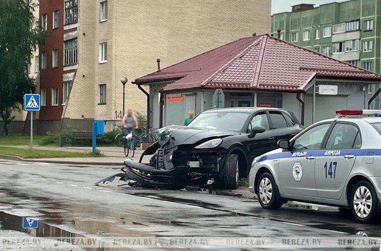 Житель Березовского района на арендованном Porsche Cayenne снес столб и знак. Подробности ДТП
