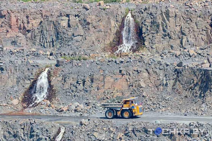 На БелАЗе к водопадам: чем развлекает туристов карьер в Микашевичах
