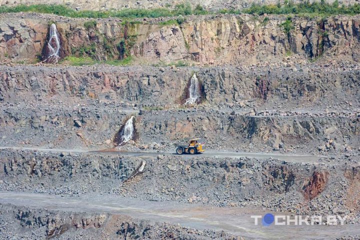 На БелАЗе к водопадам: чем развлекает туристов карьер в Микашевичах