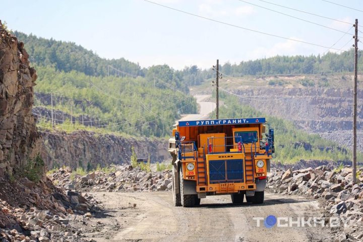 На БелАЗе к водопадам: чем развлекает туристов карьер в Микашевичах