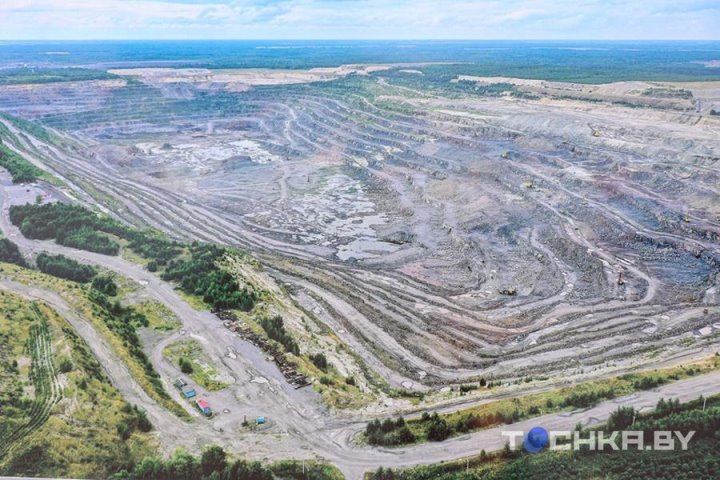 На БелАЗе к водопадам: чем развлекает туристов карьер в Микашевичах