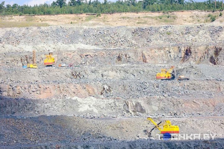 На БелАЗе к водопадам: чем развлекает туристов карьер в Микашевичах