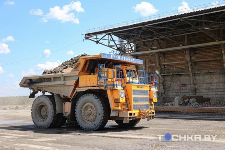 На БелАЗе к водопадам: чем развлекает туристов карьер в Микашевичах