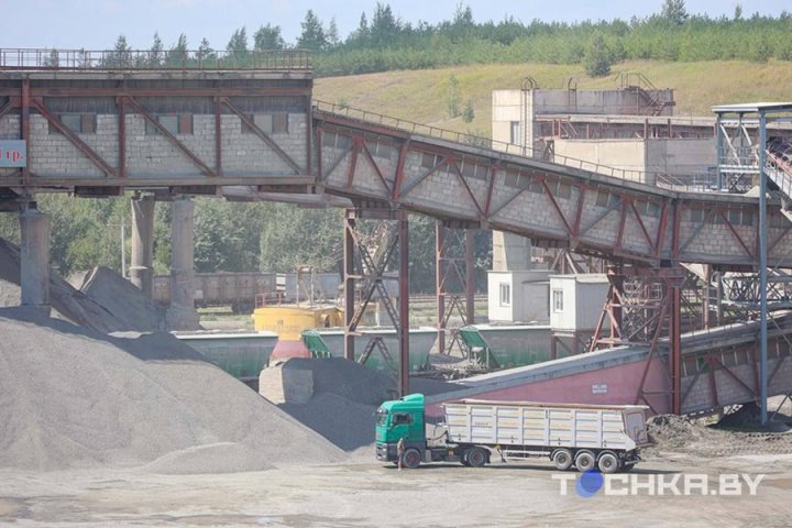 На БелАЗе к водопадам: чем развлекает туристов карьер в Микашевичах