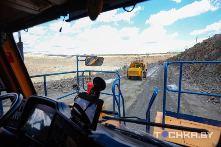 На БелАЗе к водопадам: чем развлекает туристов карьер в Микашевичах