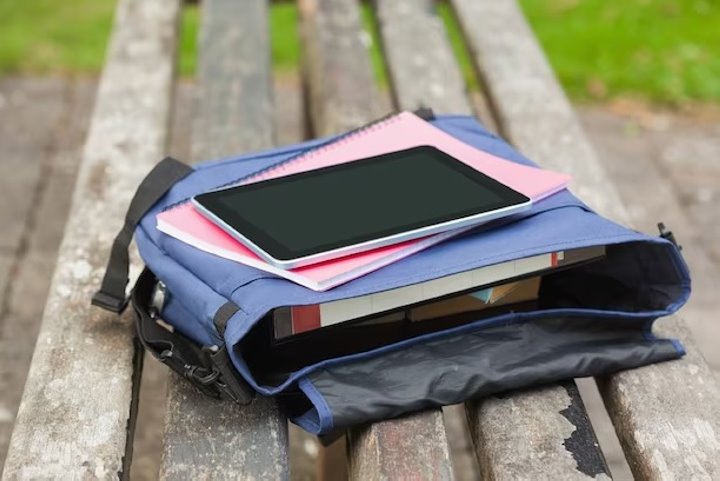 У 17-летней брестчанки украли пакет с личными вещами, который она забыла на скамейке