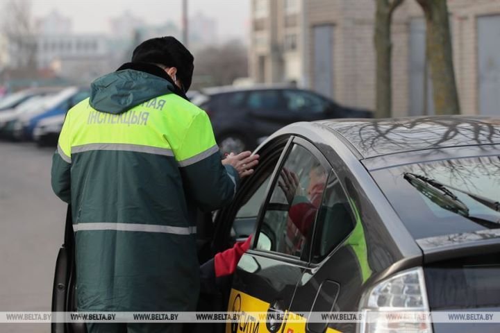 Негласно и с контрольными закупками. Транспортники уделят пристальное внимание таксистам в Бресте