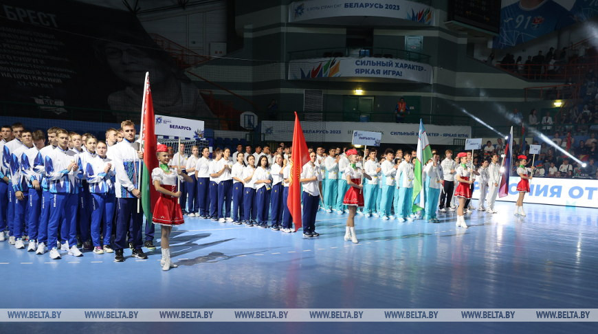 Зажигательные танцы и спортивное братство. В Бресте драйвово открыли турнир по гандболу