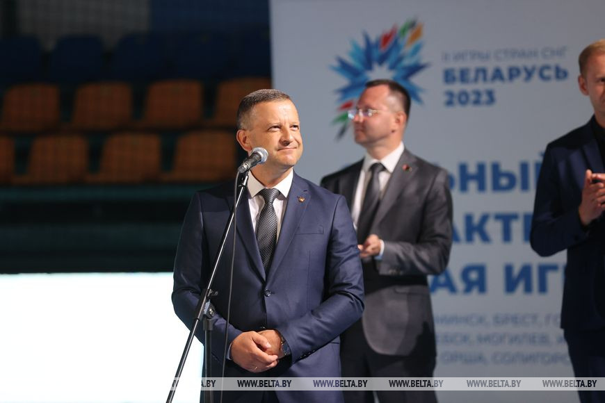 Зажигательные танцы и спортивное братство. В Бресте драйвово открыли турнир по гандболу