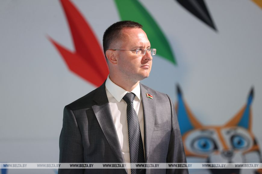 Зажигательные танцы и спортивное братство. В Бресте драйвово открыли турнир по гандболу