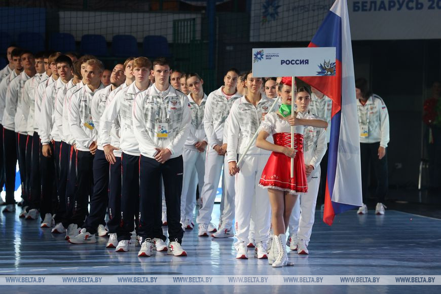 Зажигательные танцы и спортивное братство. В Бресте драйвово открыли турнир по гандболу