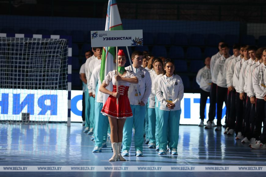 Зажигательные танцы и спортивное братство. В Бресте драйвово открыли турнир по гандболу