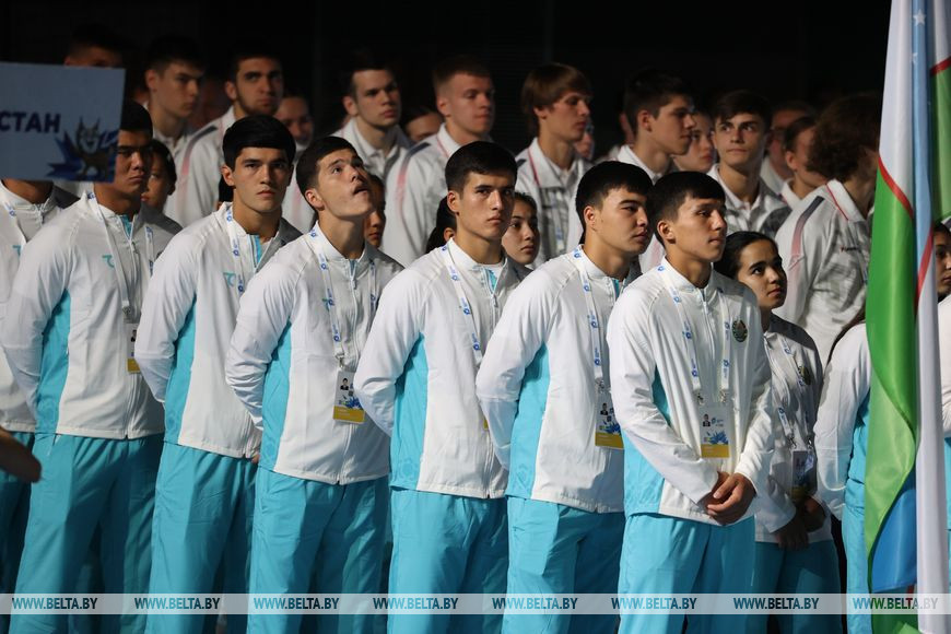 Зажигательные танцы и спортивное братство. В Бресте драйвово открыли турнир по гандболу