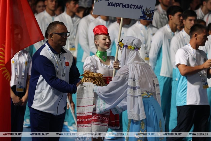 Зажигательные танцы и спортивное братство. В Бресте драйвово открыли турнир по гандболу