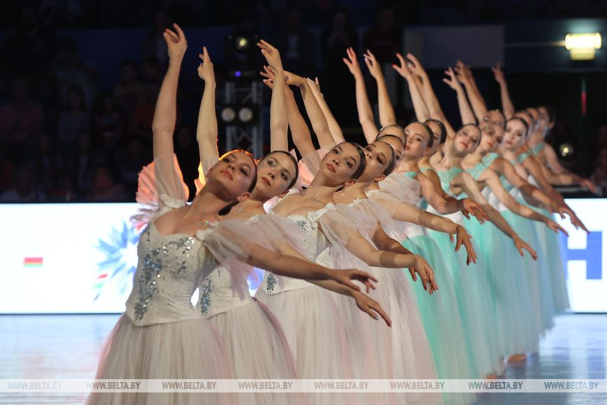 Зажигательные танцы и спортивное братство. В Бресте драйвово открыли турнир по гандболу