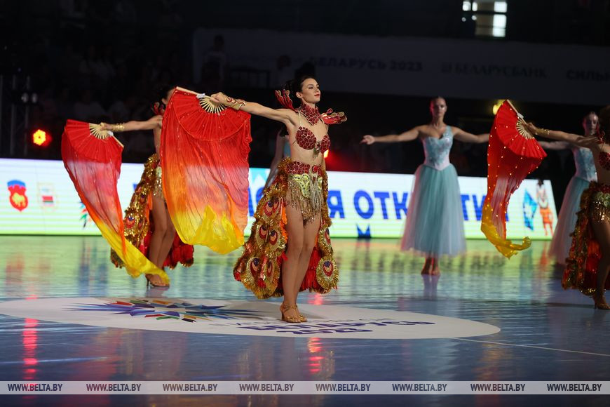 Зажигательные танцы и спортивное братство. В Бресте драйвово открыли турнир по гандболу