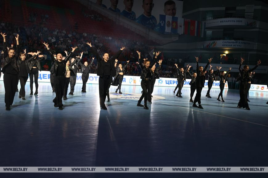 Зажигательные танцы и спортивное братство. В Бресте драйвово открыли турнир по гандболу