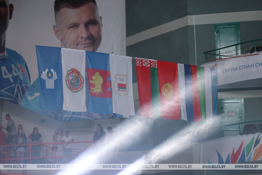 Зажигательные танцы и спортивное братство. В Бресте драйвово открыли турнир по гандболу