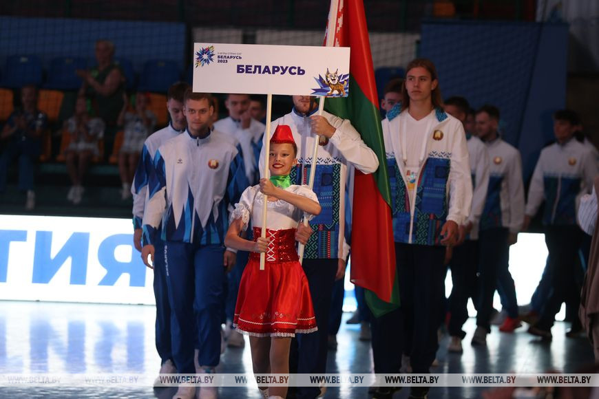 Зажигательные танцы и спортивное братство. В Бресте драйвово открыли турнир по гандболу