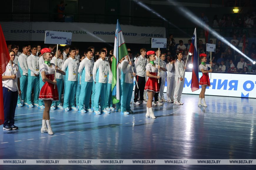 Зажигательные танцы и спортивное братство. В Бресте драйвово открыли турнир по гандболу