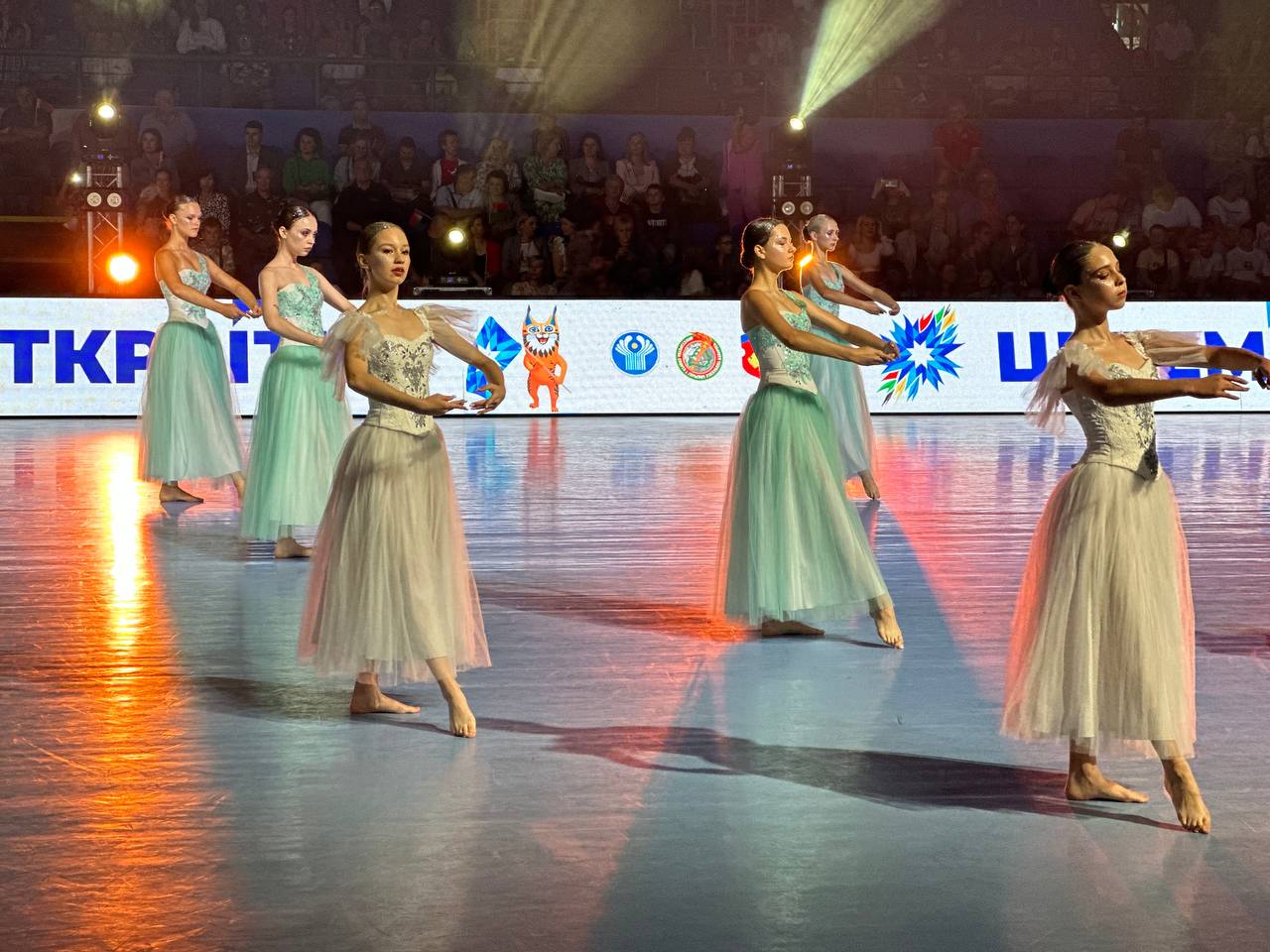 Зажигательные танцы и спортивное братство. В Бресте драйвово открыли турнир по гандболу