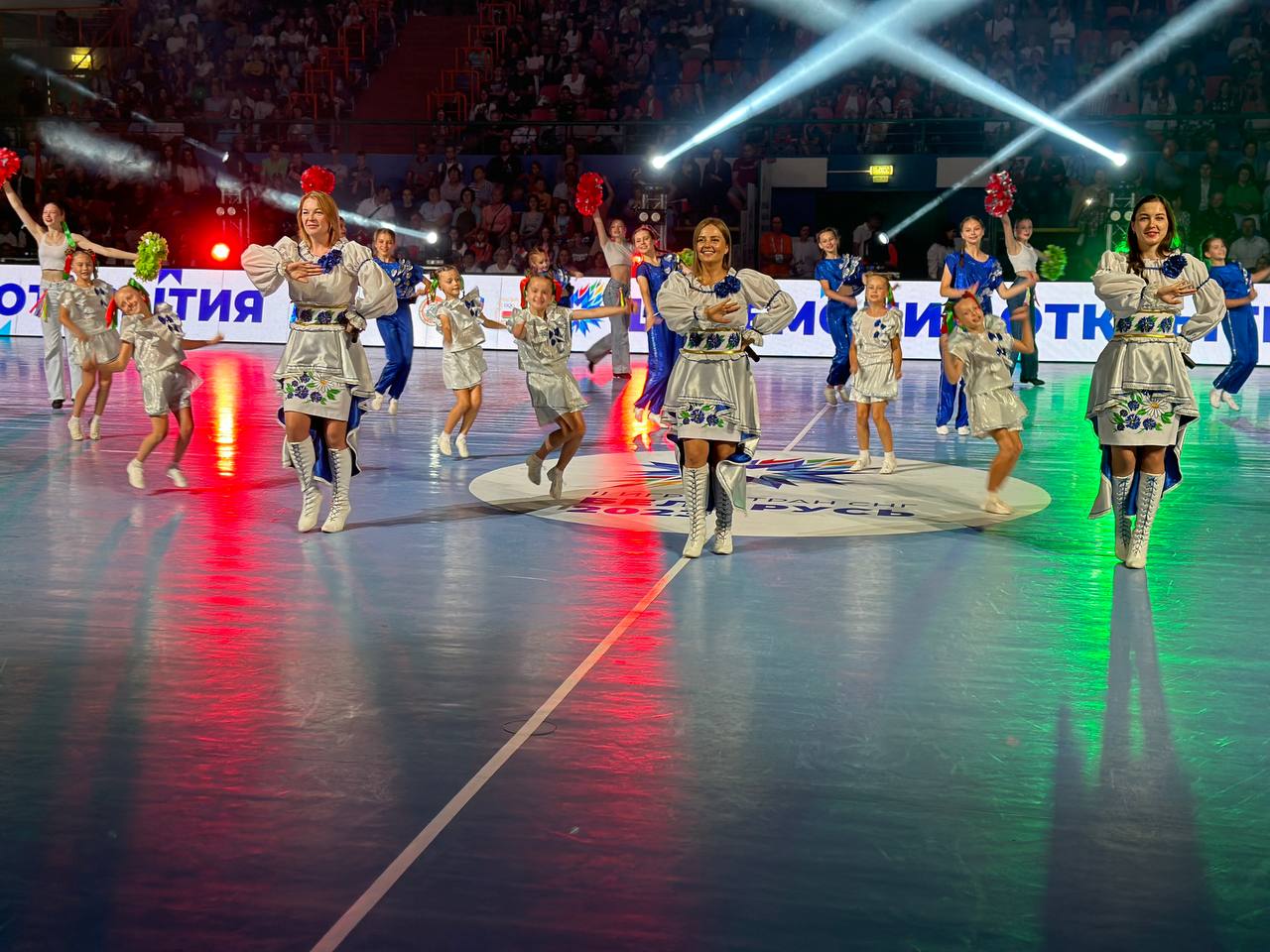 Зажигательные танцы и спортивное братство. В Бресте драйвово открыли турнир по гандболу